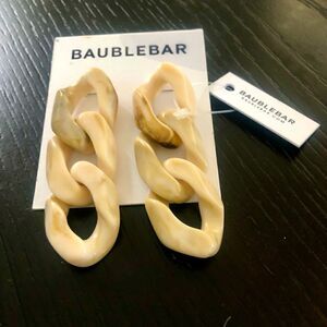 BaubleBar 3-link chain earrings in a marbleized neutral shade.